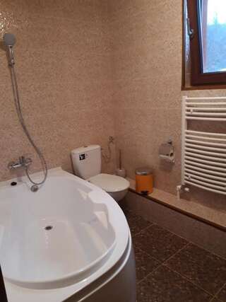 Гостевой дом Colț de rai Решица Четырехместный номер с собственной ванной комнатой-23